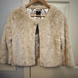 Primark Cream Teddy Jacket
US size is 6-8 ; UK 10